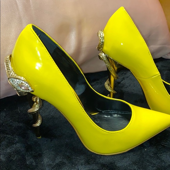 Cute yellow high heels with golden accessory - Picture 2 of 4